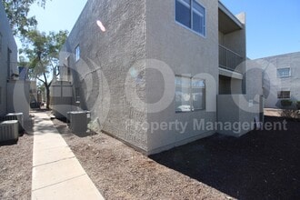 Building Photo - 2807 E Paradise Ln