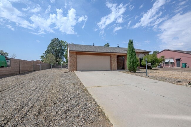 Building Photo - Amazing Three Bedroom in Heart of Rio Rancho!
