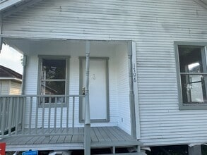 Building Photo - 1706 Wipprecht St