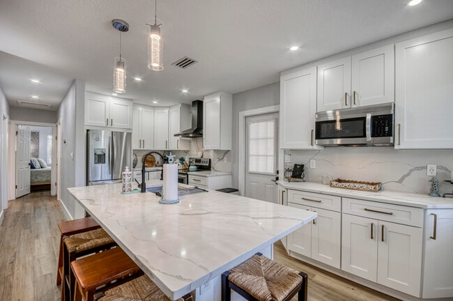 Building Photo - 404 S Caloosahatchee Ave