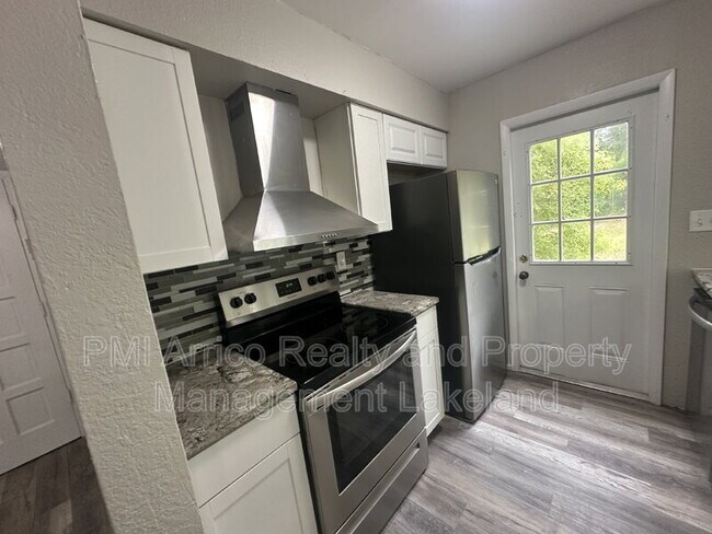 Foto del edificio - 1106 Country Club Ln