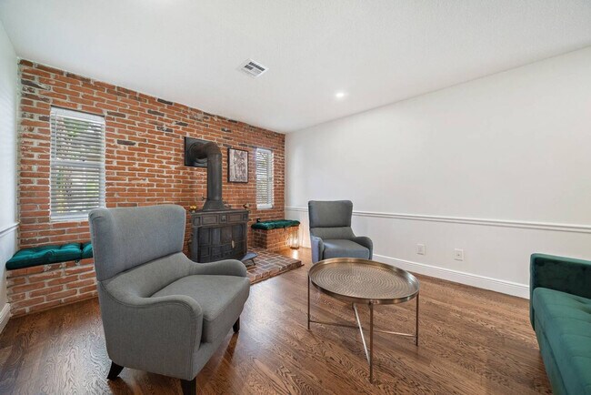 Foto del edificio - 1342 Essex Dr