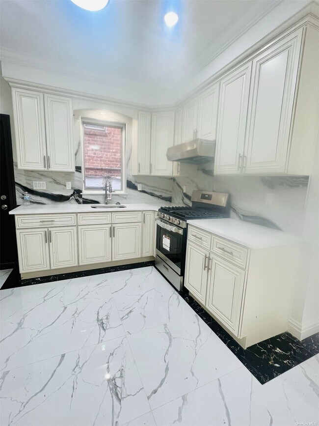 Foto del edificio - 42-15 216th St