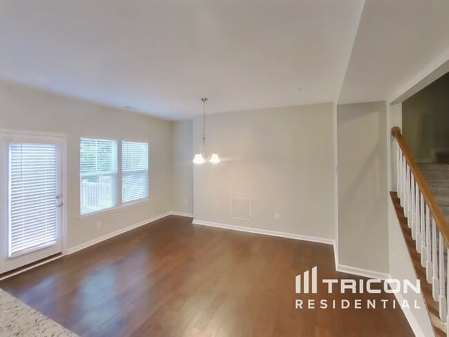 Foto del edificio - 586 Fox River Hills Way