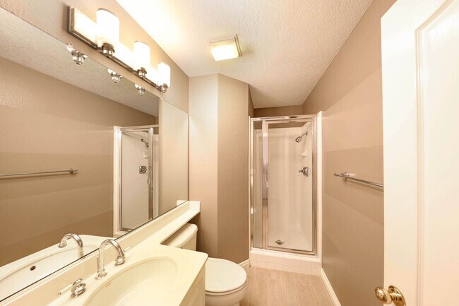 Foto del edificio - Gorgeous interior tract townhouse in the desirable gated Summit community