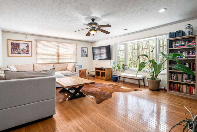 Foto del edificio - Fairview Retreat | 3BR/3BA with Finished Basement, 2-Car Garage & Private Yard — 17 Min to Asheville