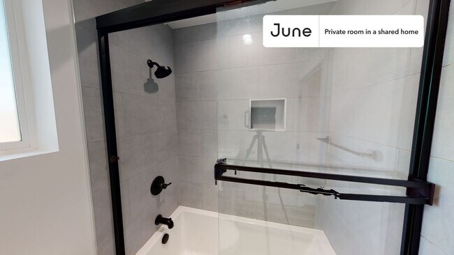 Foto del edificio - Private bedroom in 4 bed/3 bath Home