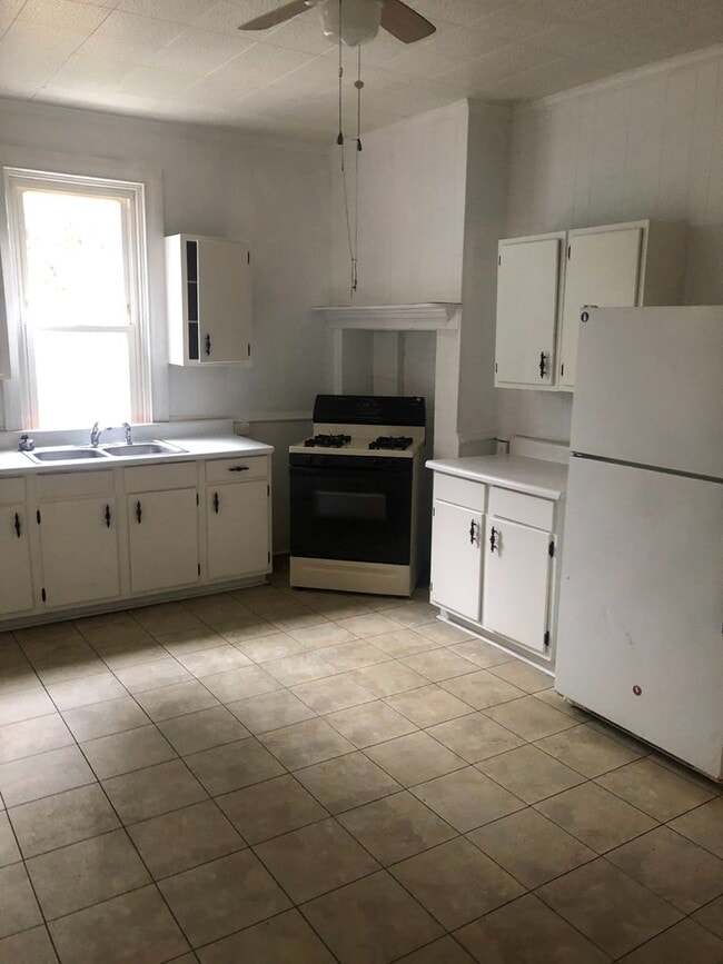 Building Photo - Coming Soon - 5 Bedroom 1 bath home - York...
