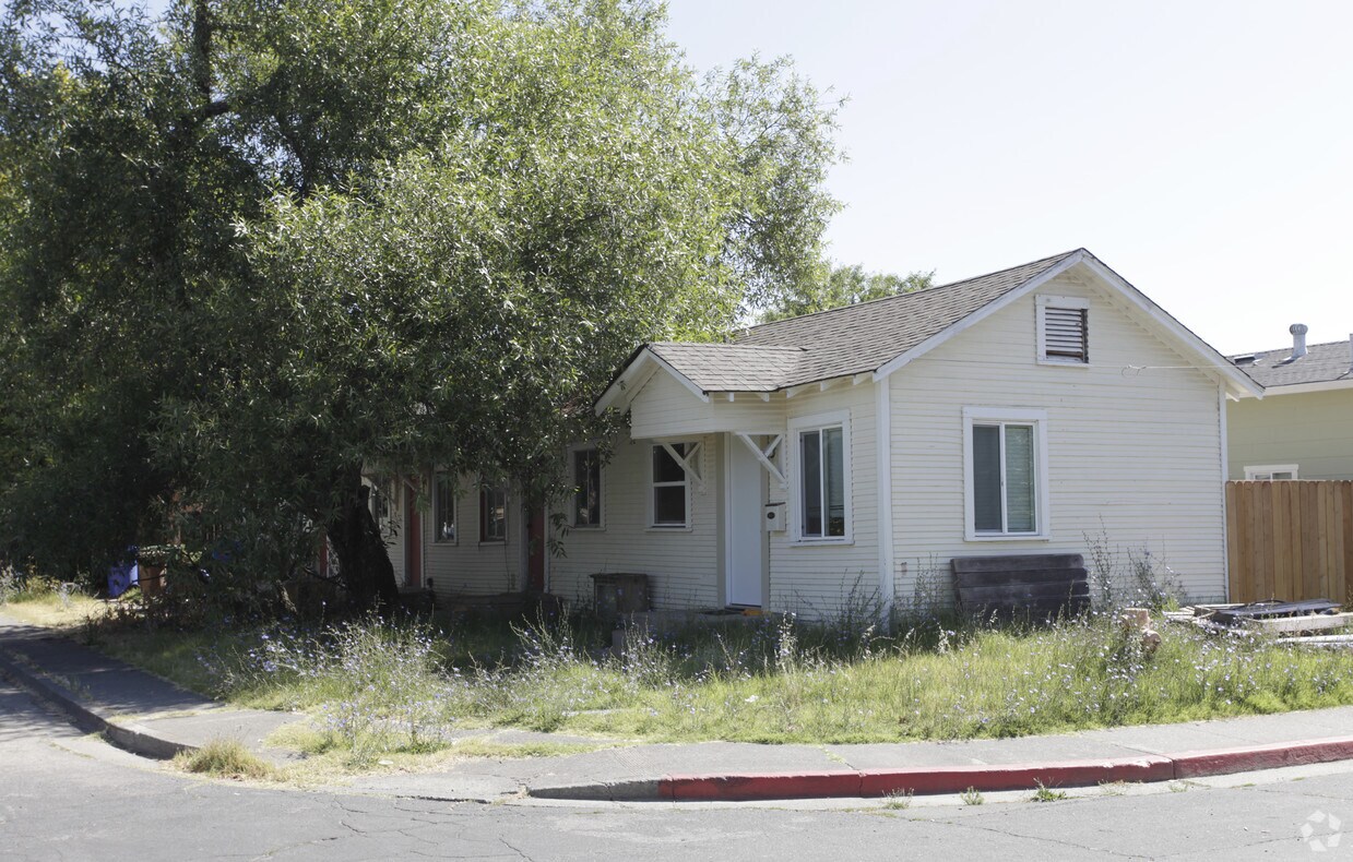 Primary Photo - 1402 Earl St