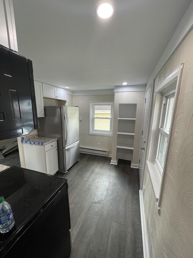 Building Photo - 628 Sidney St