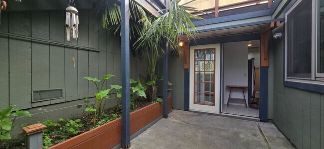 Foto del edificio - Charming Bodega Bay Cottage with Garden Courtyard