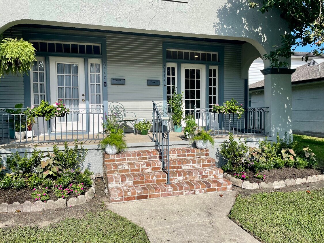 Shared Front porch -right side available - 6442 Vicksburg St