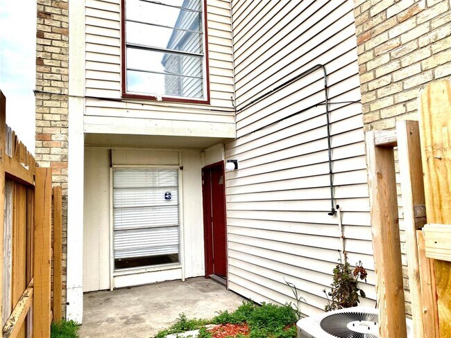 Building Photo - 919 S Weatherred Dr