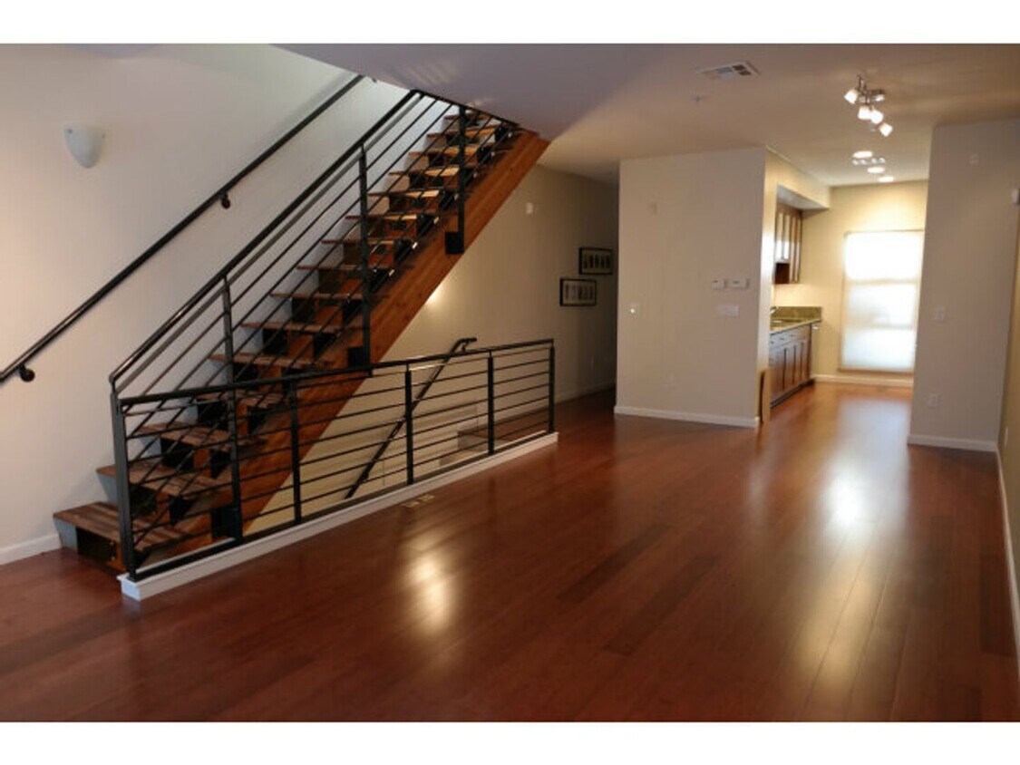Foto principal - Modern Townhome Style Tri-level 2-BR, 2.5B...
