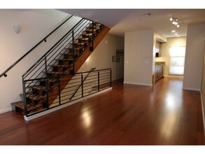 Building Photo - 114 Glashaus Loop