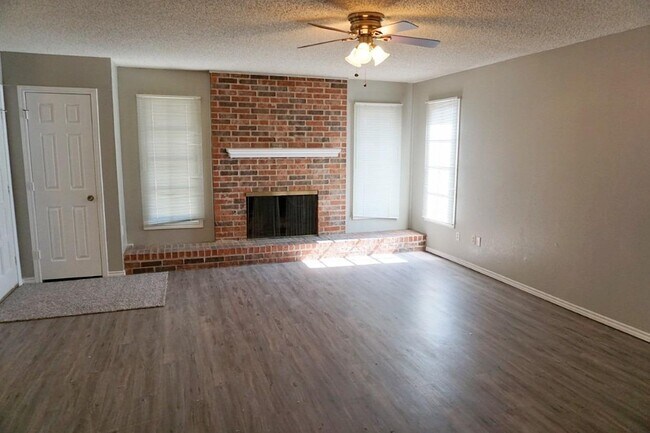 Building Photo - 2202 32nd St