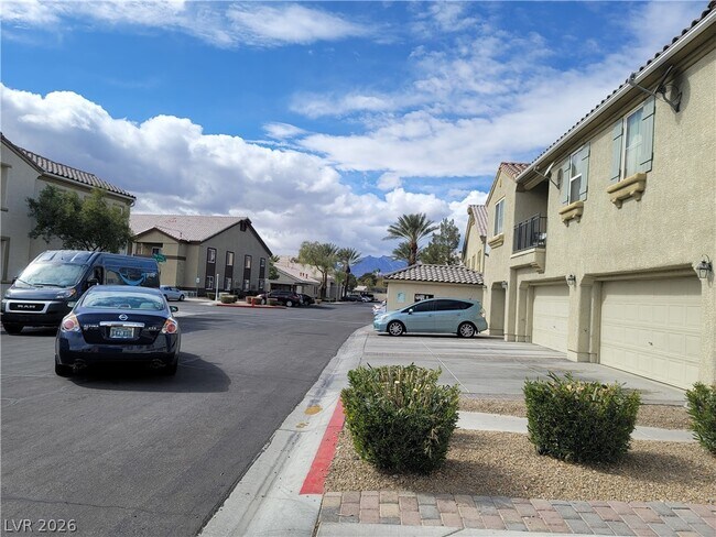 Foto del edificio - 6140 Pine Villa Ave