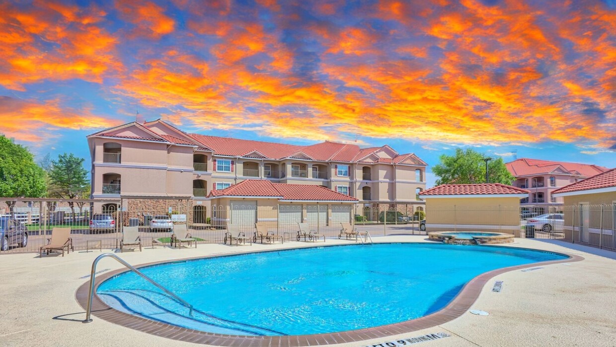 Piscina con puesta de sol - Stone Creek Ranch