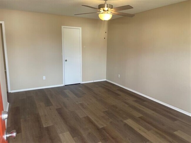 Building Photo - Barling home