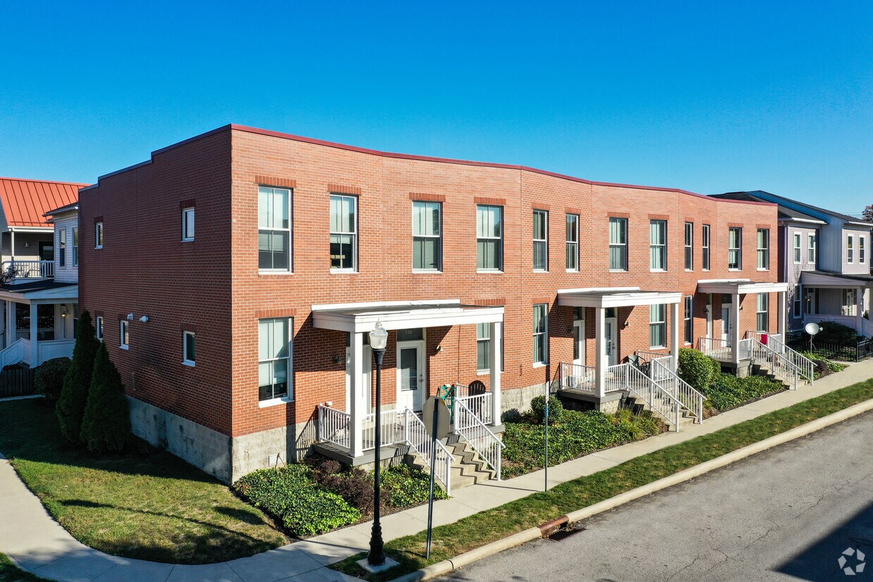 Foto principal - New Village Homes & Whitney Young Townhomes