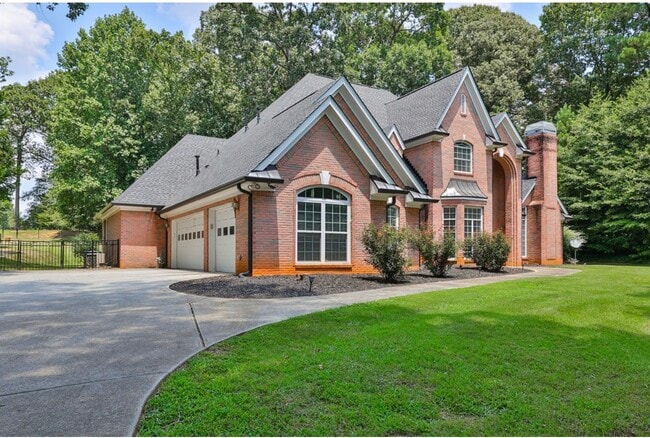 Building Photo - 8225 Seven Oaks Dr