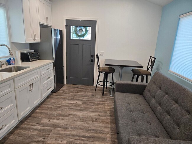 Foto del edificio - 17267 Pepper Tree St