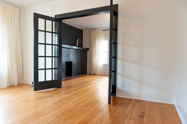 Foto del edificio - 1302 Lakepointe St