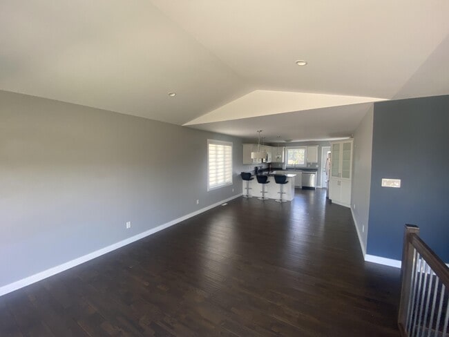 Building Photo - 166 Cougar Crescent