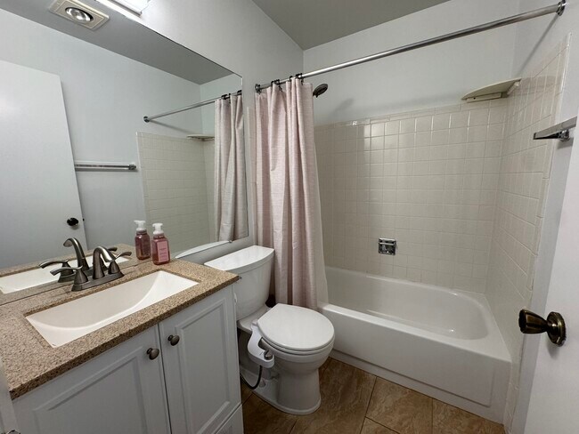 Foto del edificio - 220 Oak Knoll Ct