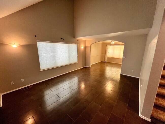 Foto del edificio - Beautiful Two Level Home next to the Clark...