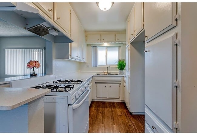 Interior Photo - Somerset plaza