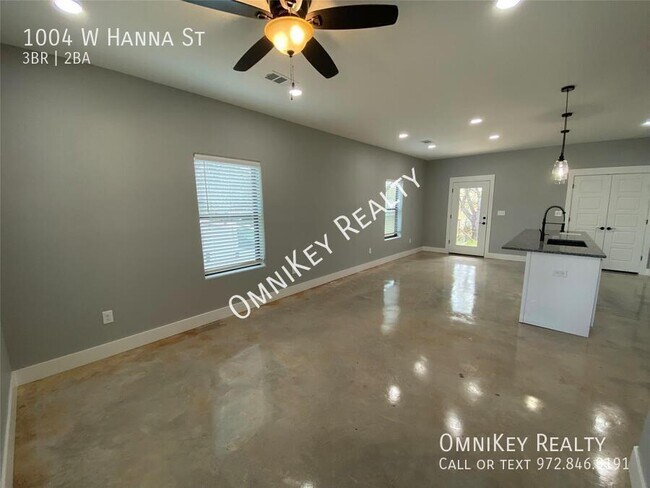 Building Photo - 1004 W Hanna St