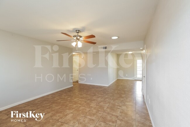 Building Photo - 425 E Julie Dr