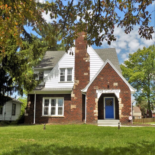 Building Photo - 928 Canfield Rd