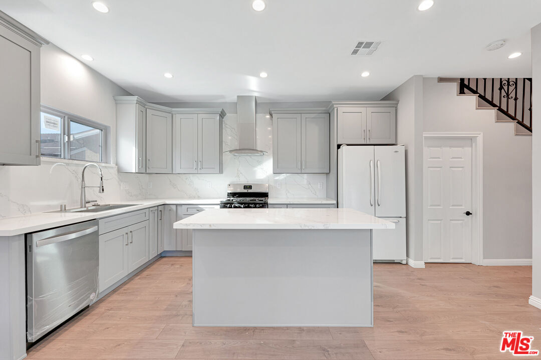 Primary Photo - 16102 Septo St
