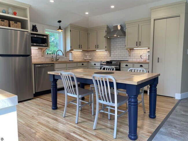 Foto del edificio - 103 W Main St