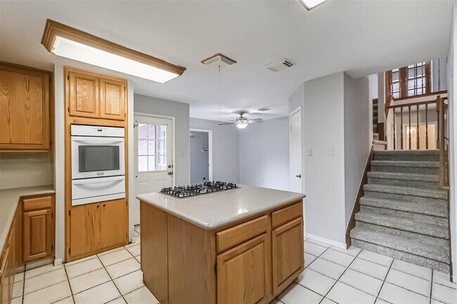Building Photo - 10218 Hedge Way Dr