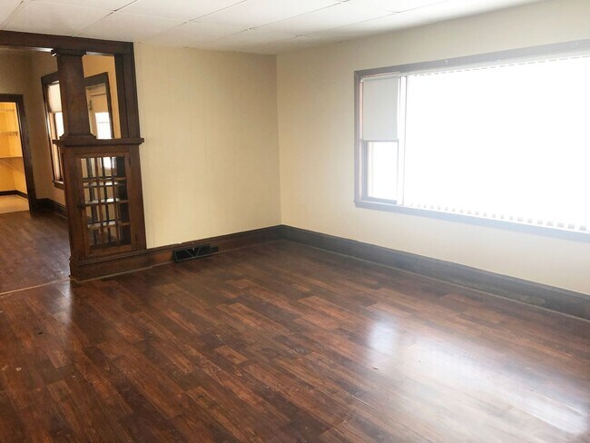 Foto del edificio - 6-Bedroom, 2-Bath Home Just A Few Blocks F...