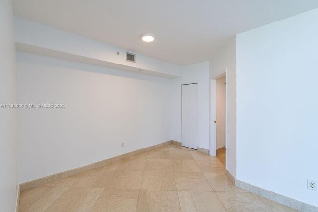 Foto del edificio - 4779 Collins Ave