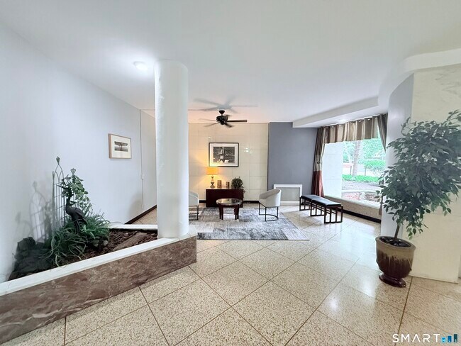 Foto del edificio - 71 Strawberry Hill Ave
