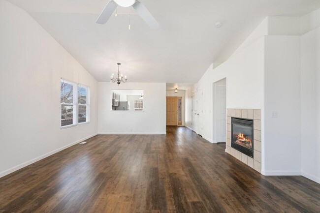 Foto del edificio - 8703 Silver Glen Dr