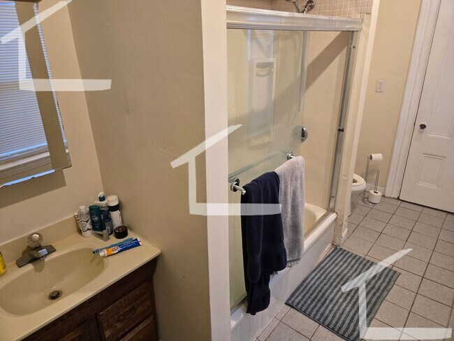 Foto del edificio - Spacious 4 Bedroom Walking Distance From T...