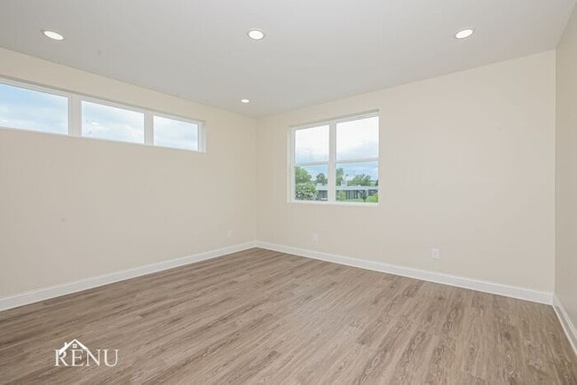 Building Photo - 5761 Sofias Cir