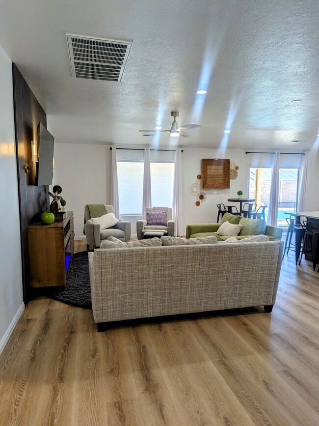 Foto del edificio - Fully Furnished Trailside Home!