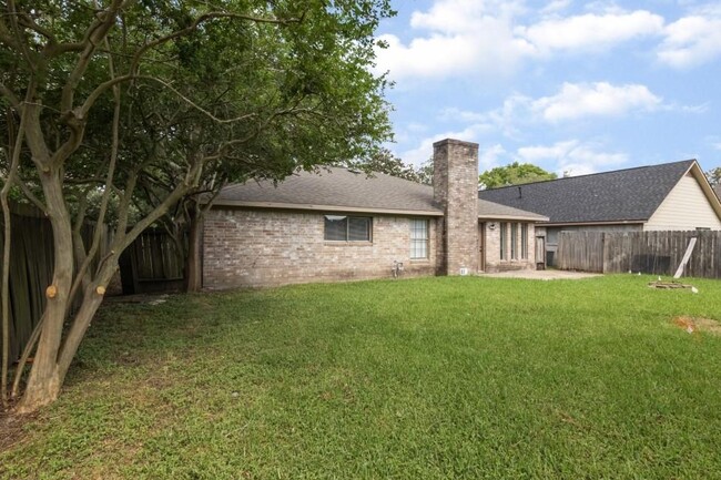 Building Photo - 2105 Greenwood Dr