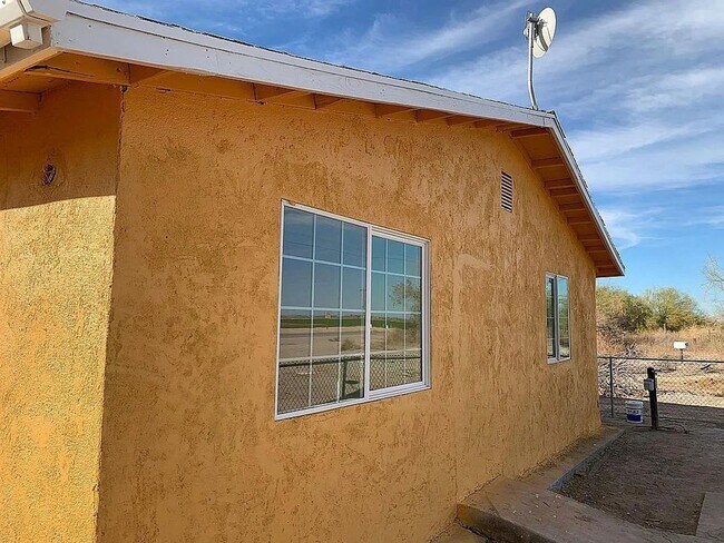 Foto del edificio - DECEMBER SPECIAL!!! Fully Renovated / Upgraded Appliances - 3 Bedroom/2 Bath Private House in Blythe