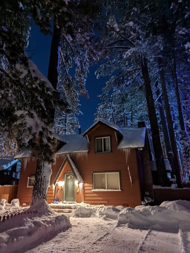 Foto principal - Pet friendly 4Bd home for a seasonal lease...