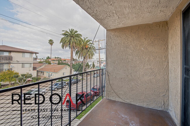 Building Photo - Stunning Top Floor One Bedroom with Privat...