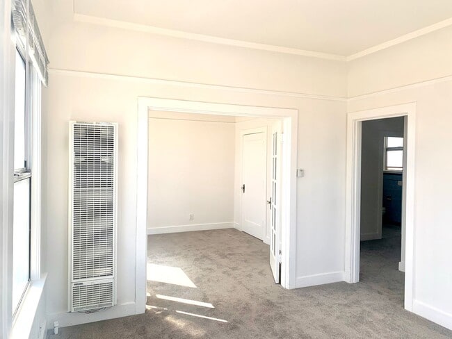 Building Photo - Exceptional Location! Sun Filled Top Floor...