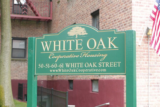Foto del edificio - White Oak Cooperative Housing